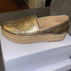 Naturalizer gold shoes